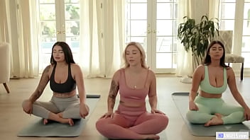 Girl-on-girl yoga class - Kali Roses, Violet Myers, Carolina Cortez